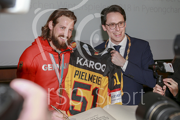 Olympia-Feier am 3.03.18 in Deggendorf für Timo Pielmeier (#51 Torwart ERC)